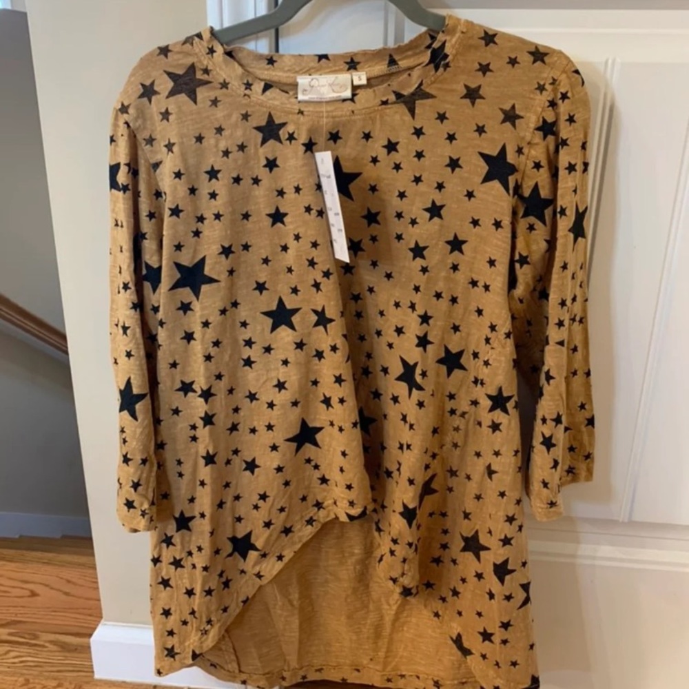 NWT Paper Lace High Low top with Star print (mustard color)
